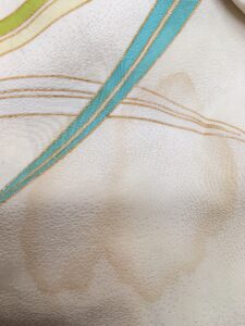 振袖　脇汗による変色　染み抜き前