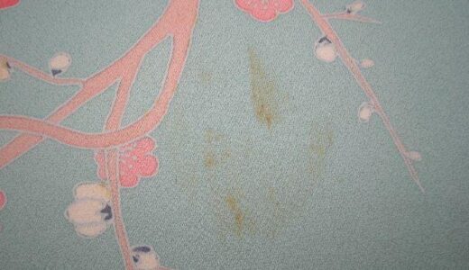 水色の訪問着の着物の変色・黄変したシミ