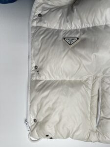 PRADAダウンジャケット　ボールペンインクのシミ　染み抜き前