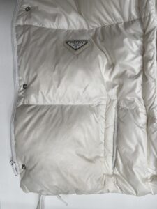 PRADAダウンジャケット　ボールペンインクのシミ　染み抜き後